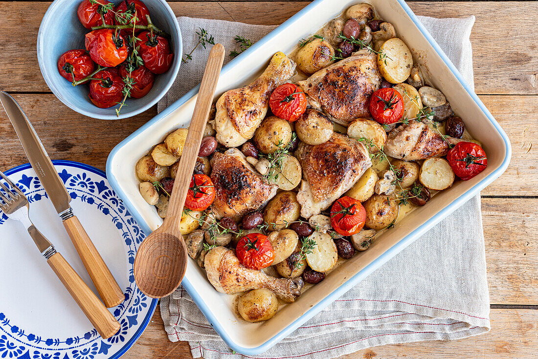 Hähnchenschenkel-Traybake mit gerösteten Kartoffeln und Tomaten