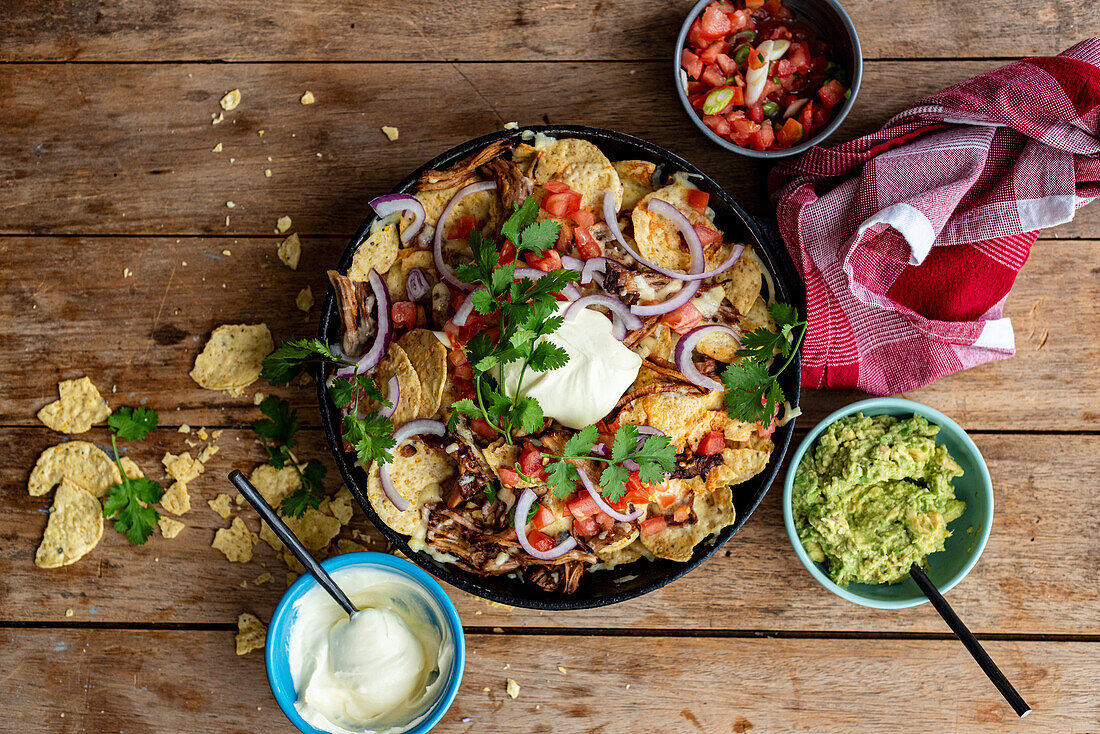 Klassische Nachos mit Guacamole und Sour Cream