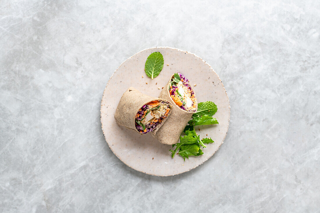 Hähnchen-Satay-Wrap mit Kräutern