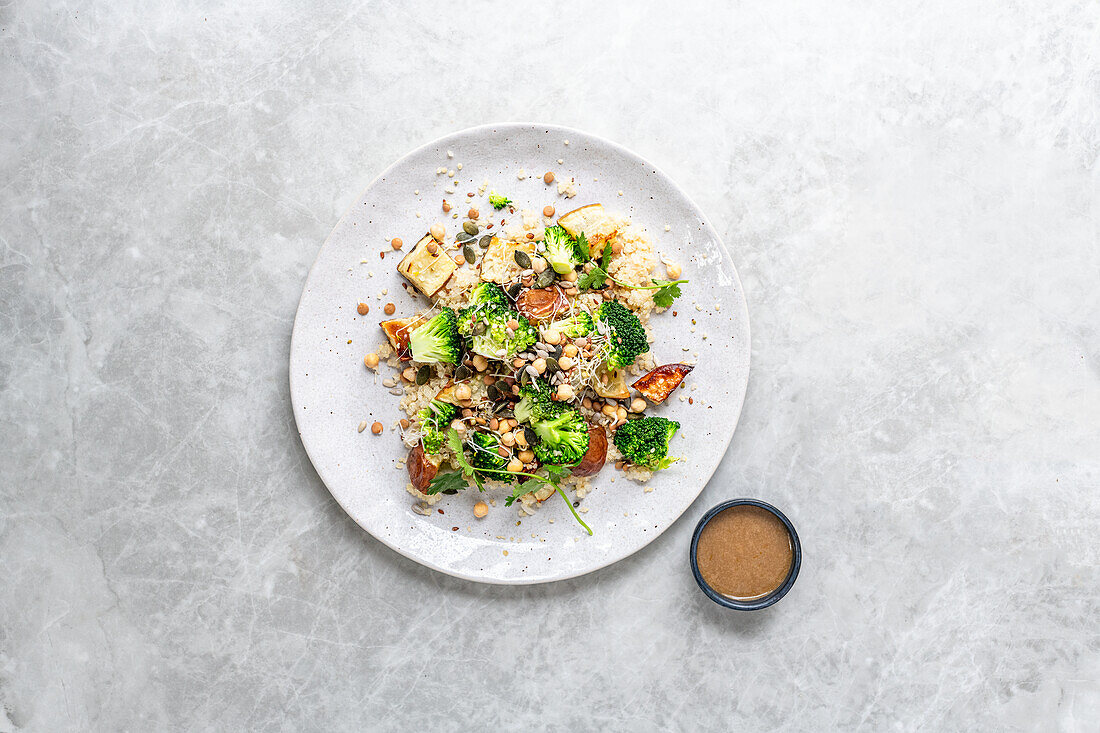 Salat mit Süßkartoffel, Brokkoli und Quinoa