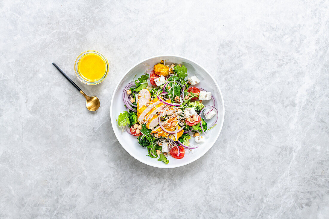 Kurkuma-Hähnchenfilet mit Salat