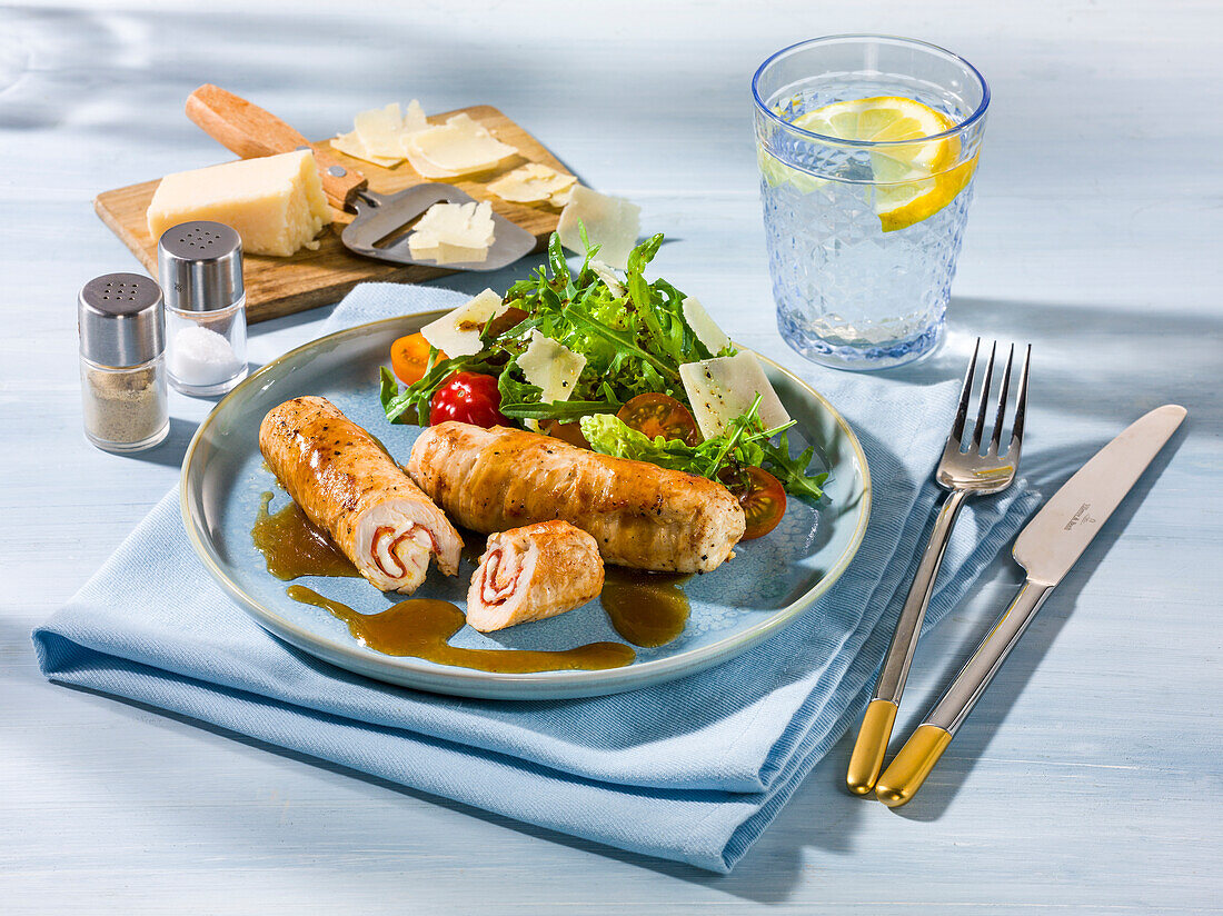 Schnitzelröllchen mit Salat