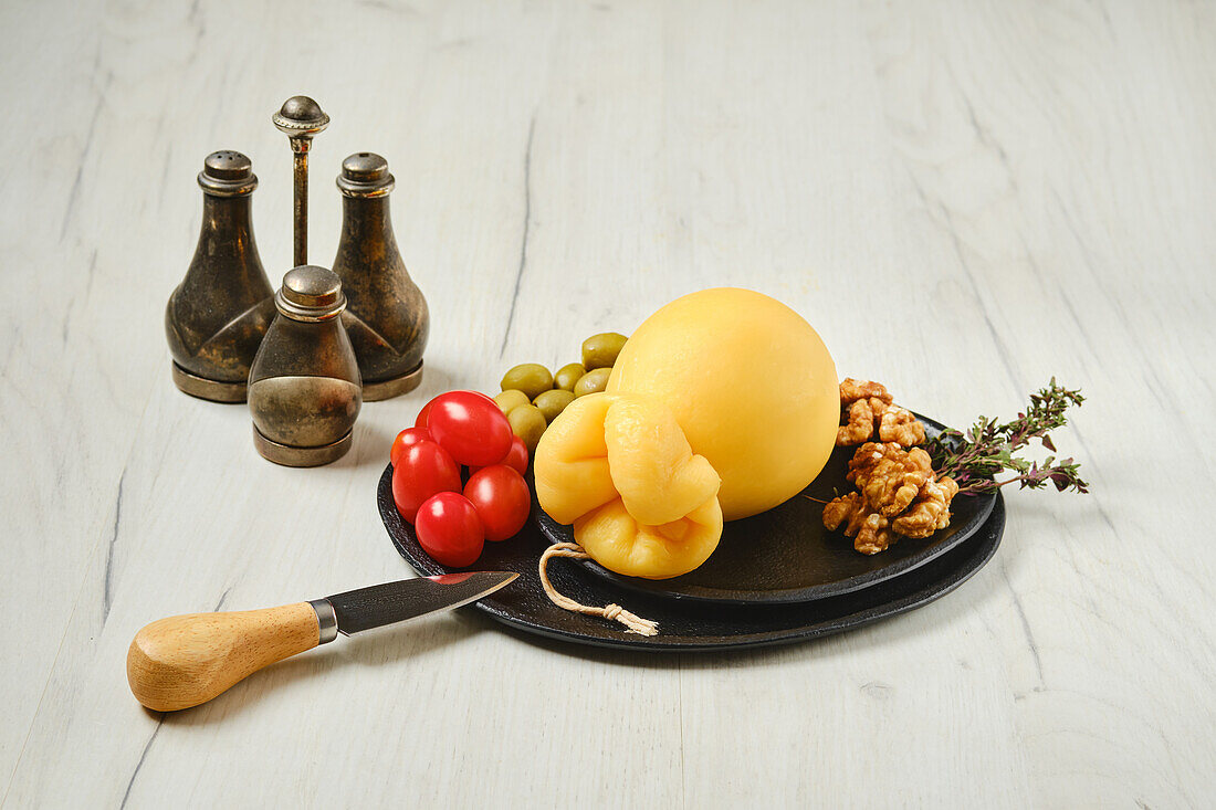 Caciocavallo mit Tomaten, Oliven und Walnüssen