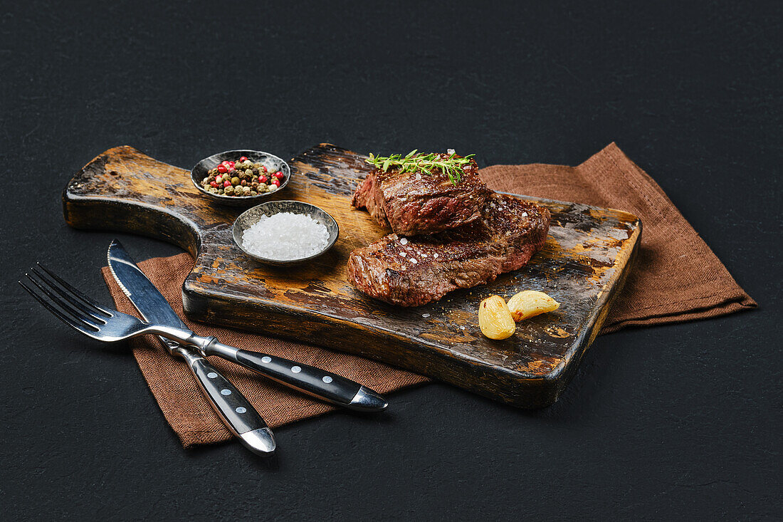 Gebratene Rindersteaks mit Thymian und Gewürzen