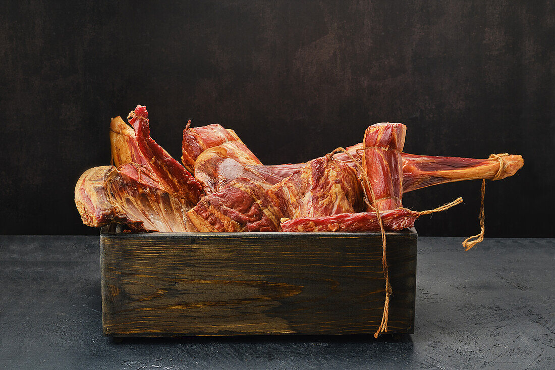 Luftgetrocknetes und geräuchertes Lamm- und Rindfleisch in Holzbox