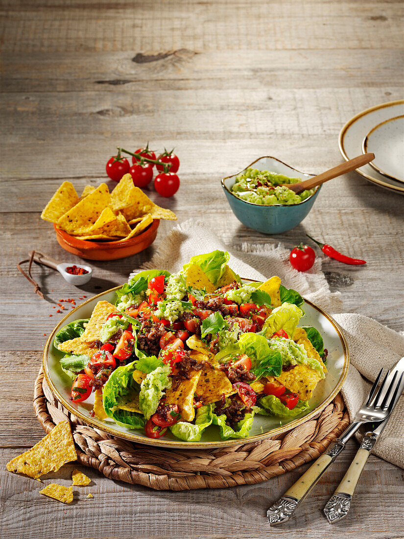 Tomaten-Hackfleisch-Salat mit Avocadocreme und Tortilla-Chips