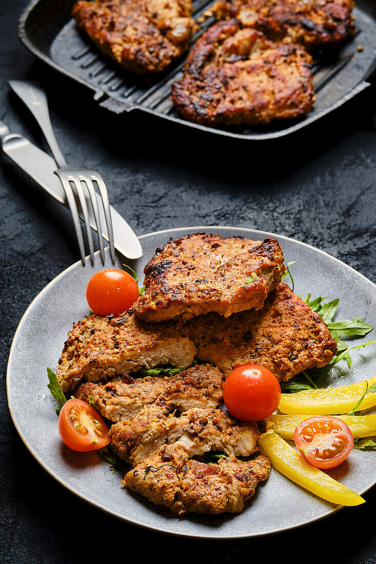 Gebratene Schweinekoteletts mit Gemüse