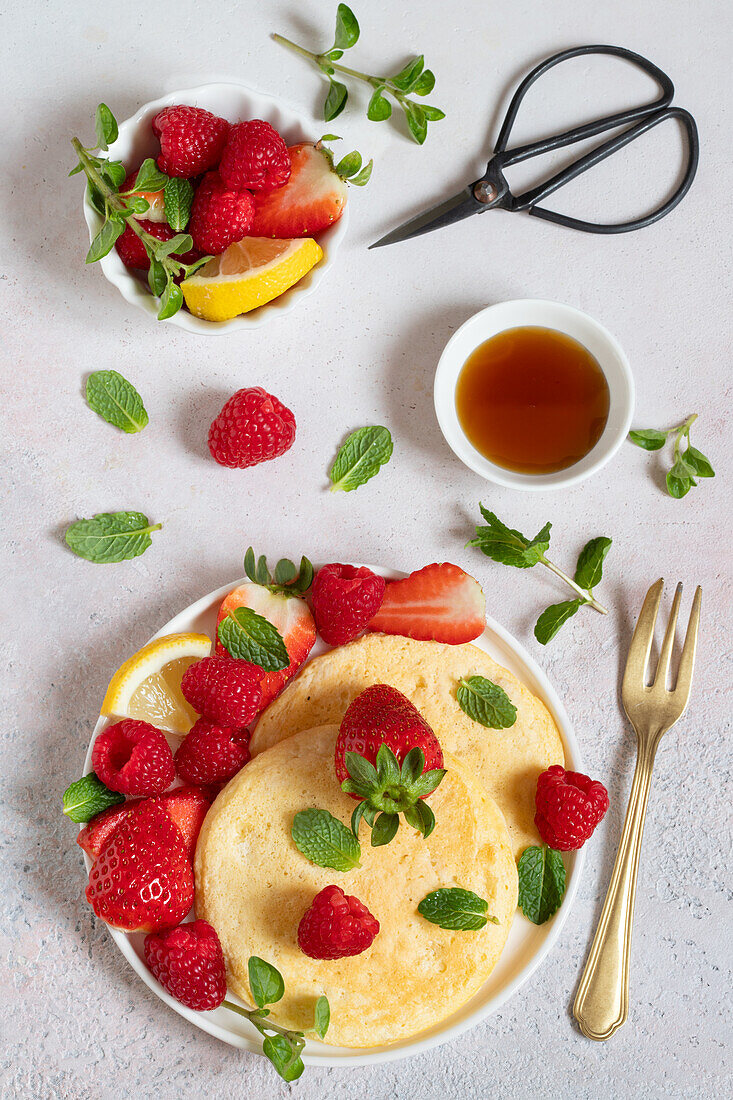 Kokosnuss-Pfannkuchen mit rosa Pfeffer, Beeren und Ahornsirup