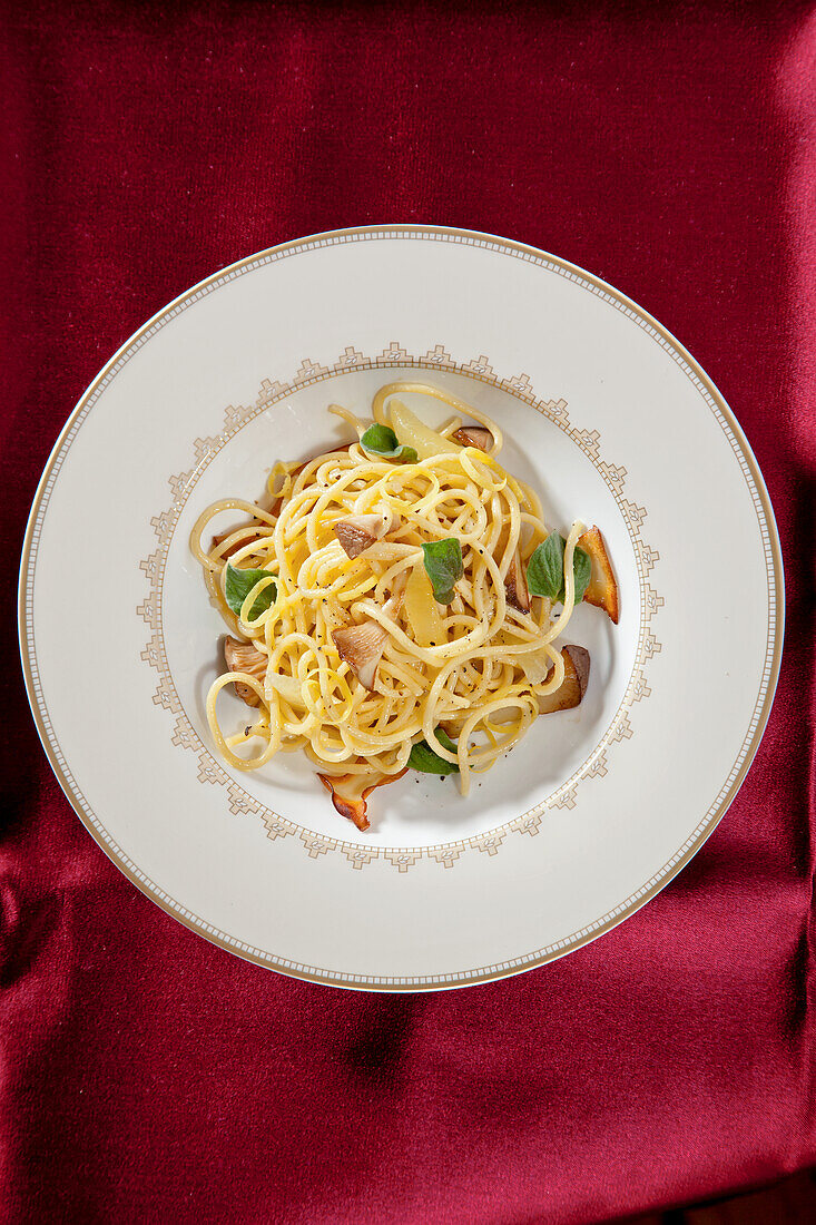 Spaghetti with mushrooms and herbs