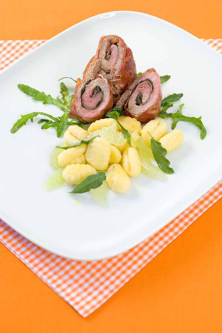 Saltimbocca-Röllchen mit Gnocchi und Rucola