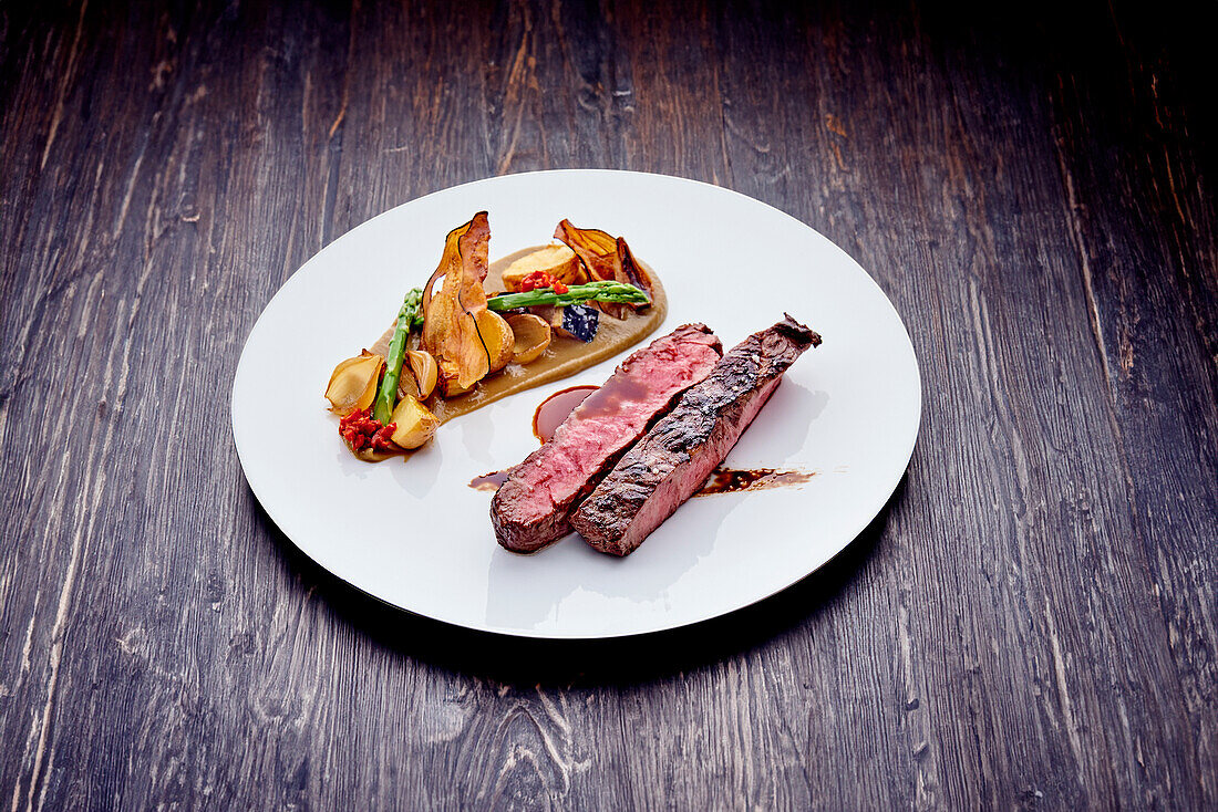 Black Angus Steak mit Auberginenkaviar und grünen Spargel