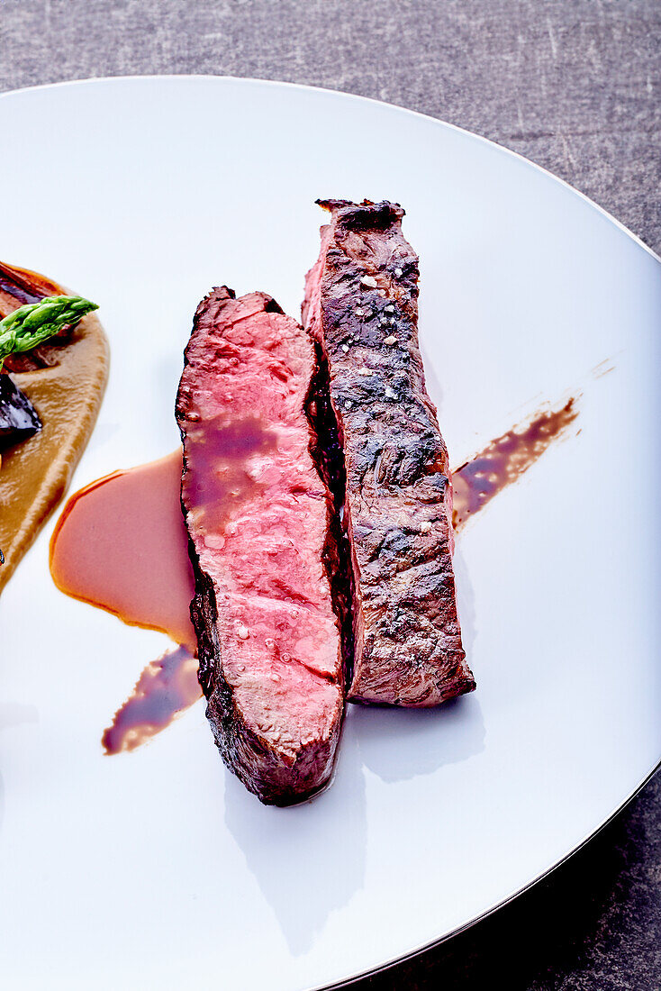 Black Angus Steak mit Auberginenkaviar und grünen Spargel