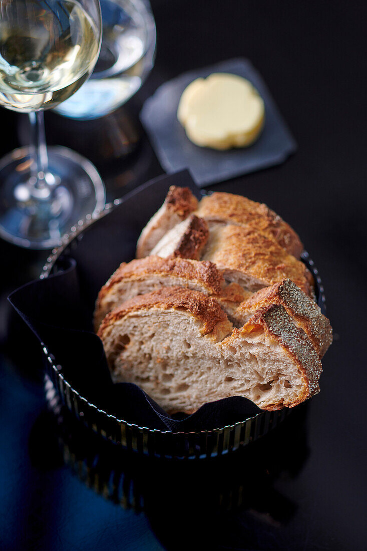 Brotscheiben mit Butter und Weißwein