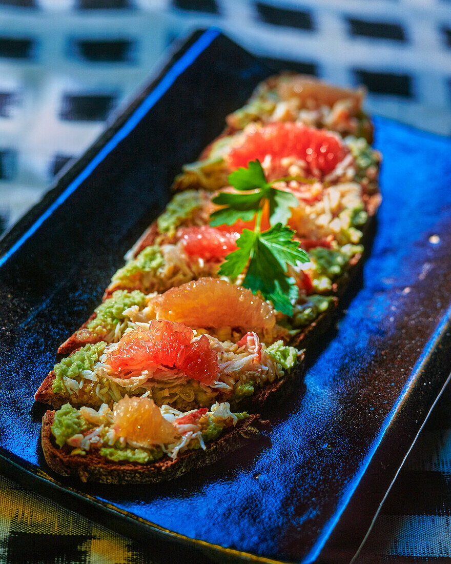 Tartine mit Krebsfleisch, Guacamole und Grapefruit