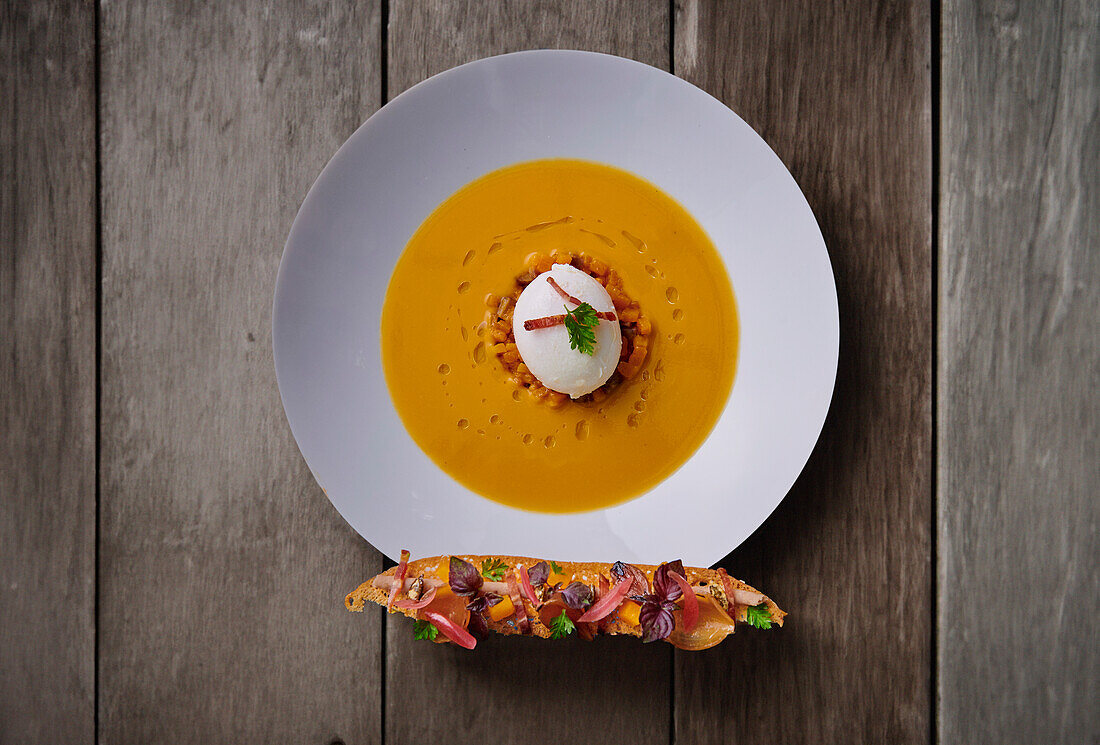 Butternut-Kürbis-Velouté mit pochiertem Ei und knusprigem Speck