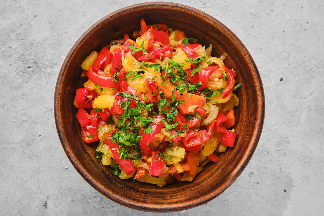 Vegetarisches Gemüseragout mit Paprika und Kräutern