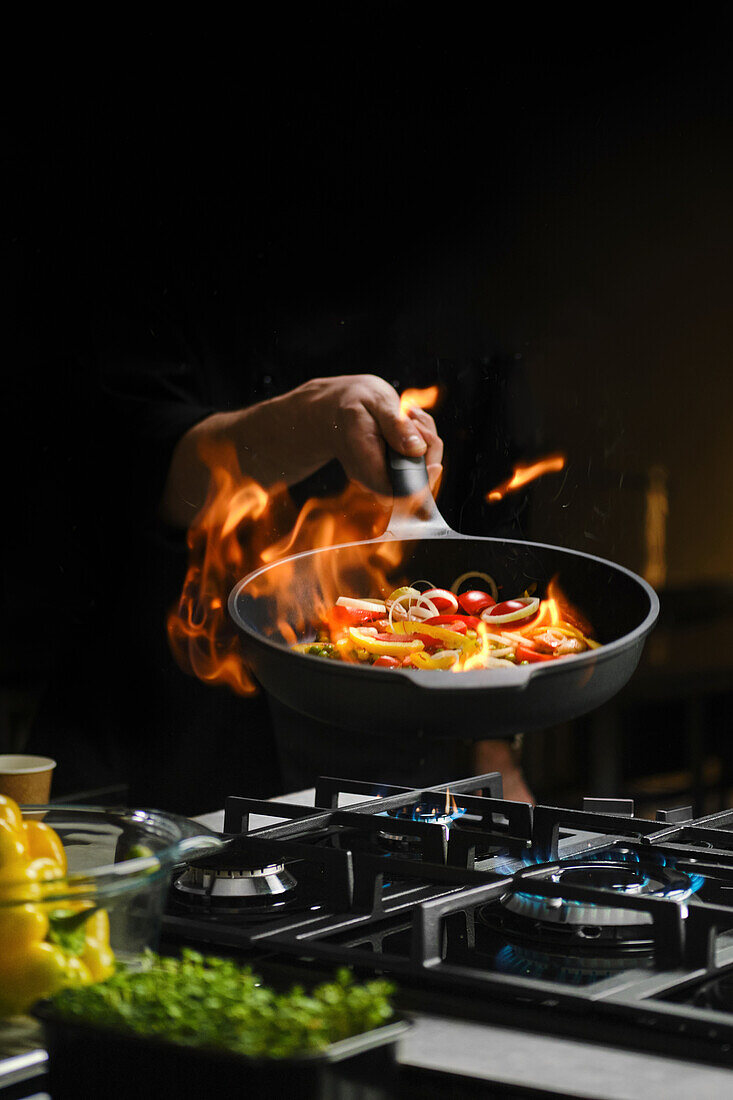 Garnelen mit Gemüse in Pfanne flambieren