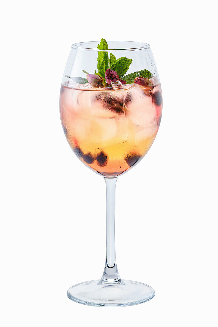 White sangria with rosebuds and mint