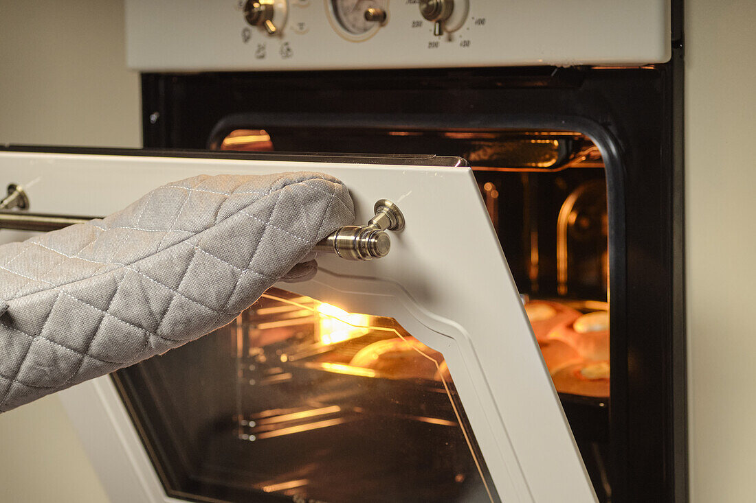 Frisch gebackene Brötchen im Ofen