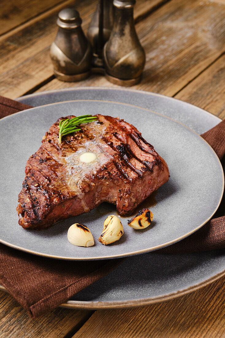 Rindersteak vom Grill mit Butter und Knoblauch