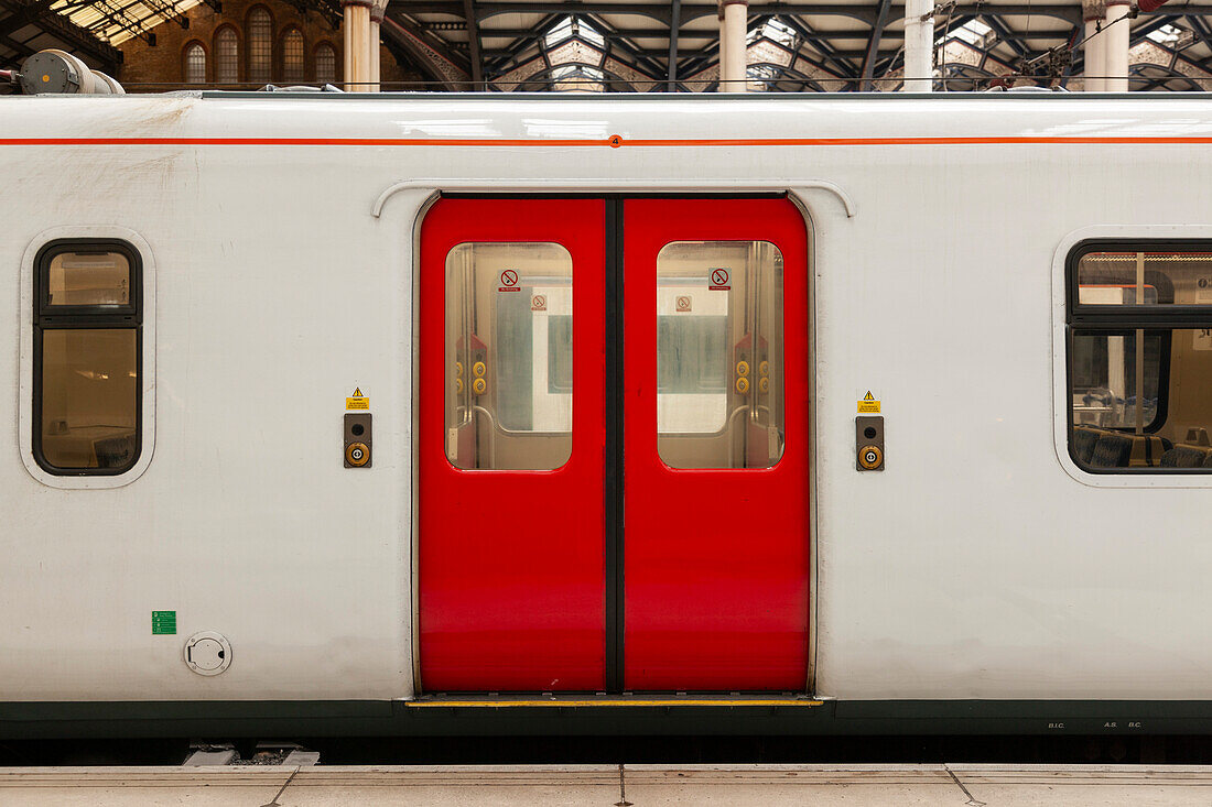 Nahaufnahme eines Zuges im Bahnhof, Liverpool Street Station, London, England, UK