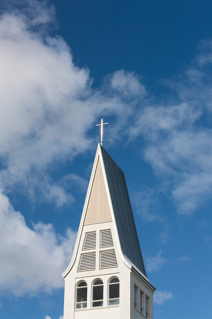 Weißer Kirchturm mit Kreuz, Selfoss, Island