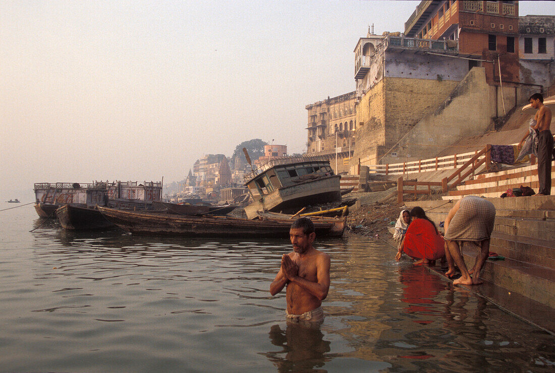 Gruppe von Menschen bei ihren morgendlichen Waschungen, Fluss Ganges, Varanasi, Uttar Pradesh, Indien