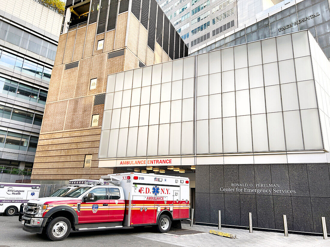 Geparkter Krankenwagen, Ronald O. Perlman Center for Emergency Services, Tisch Hospital, NYU Langone Health, New York City, New York, USA