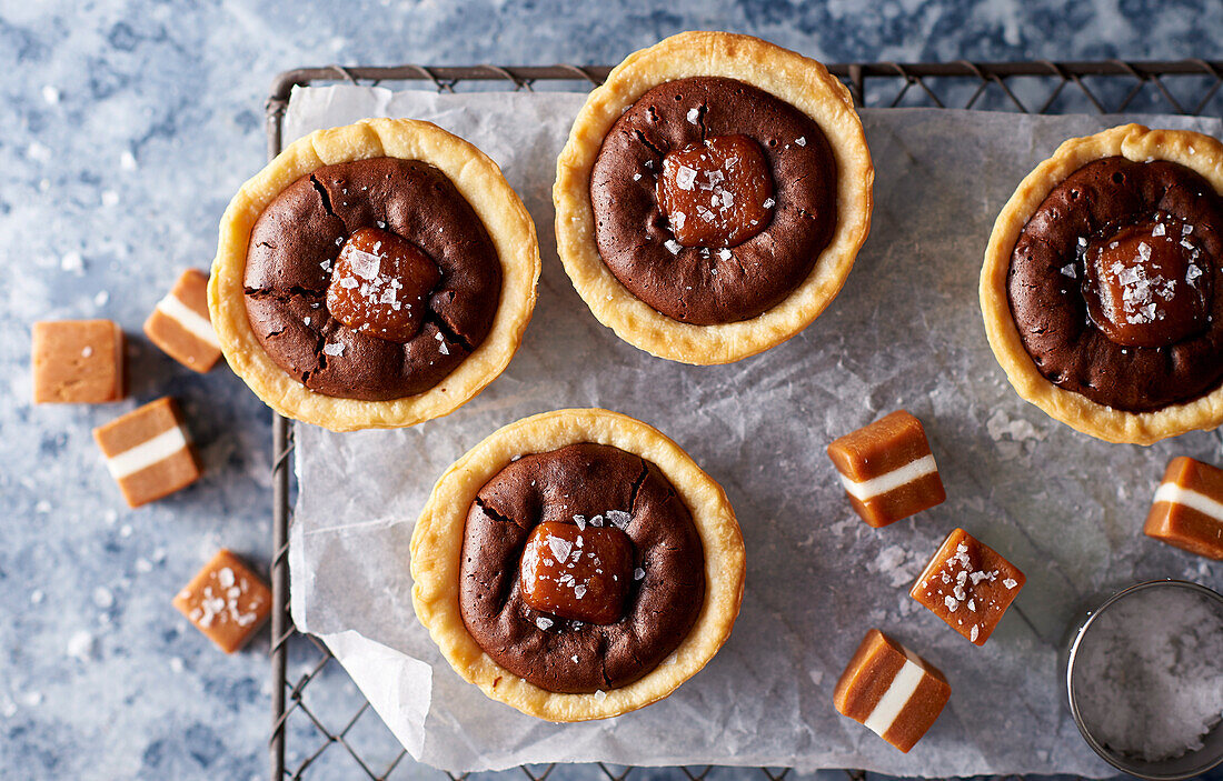 Schokoladen-Fudge-Karamell-Törtchen