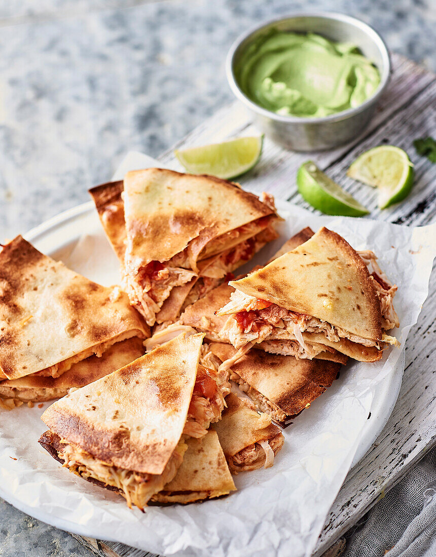 Hühnchen-Quesadillas mit Avocadocreme