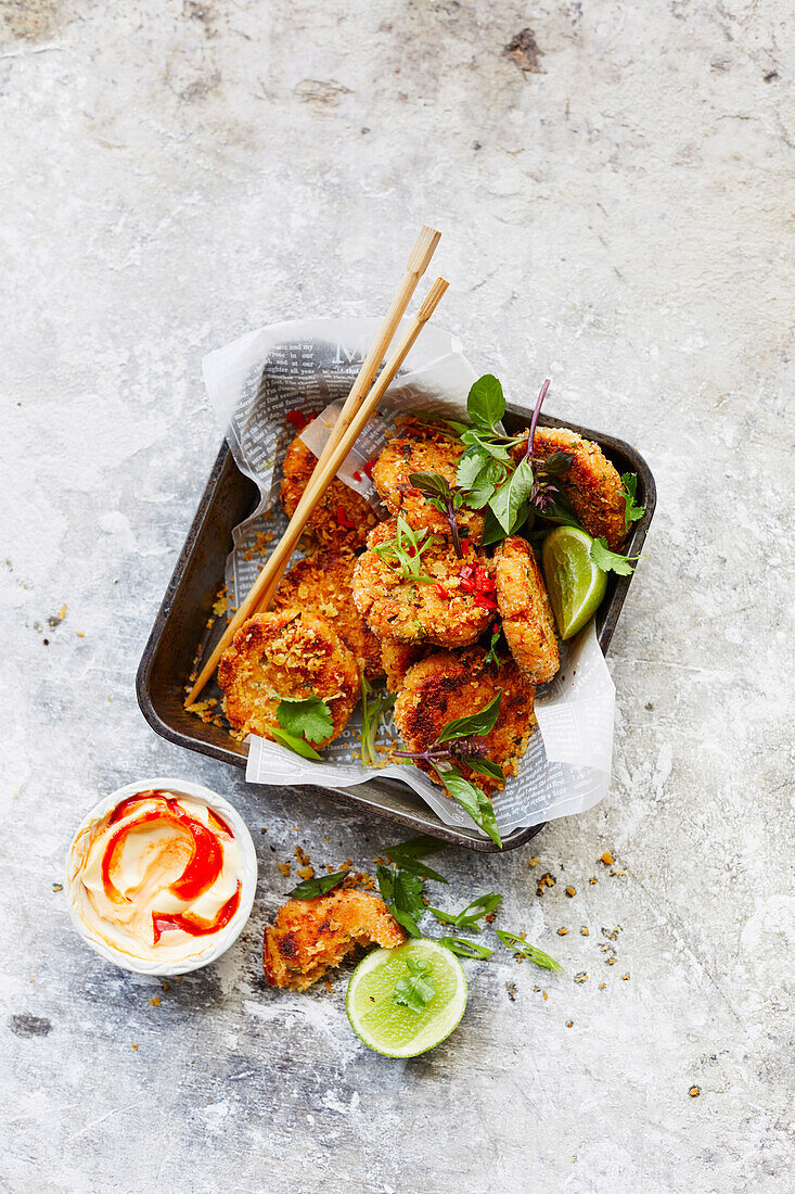 Asiatische Fischfrikadellen mit Chili-Mayo-Dip