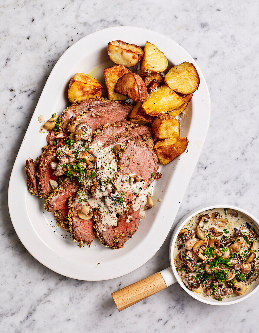 Roastbeef mit Kräuterkruste und cremiger Pilzsauce