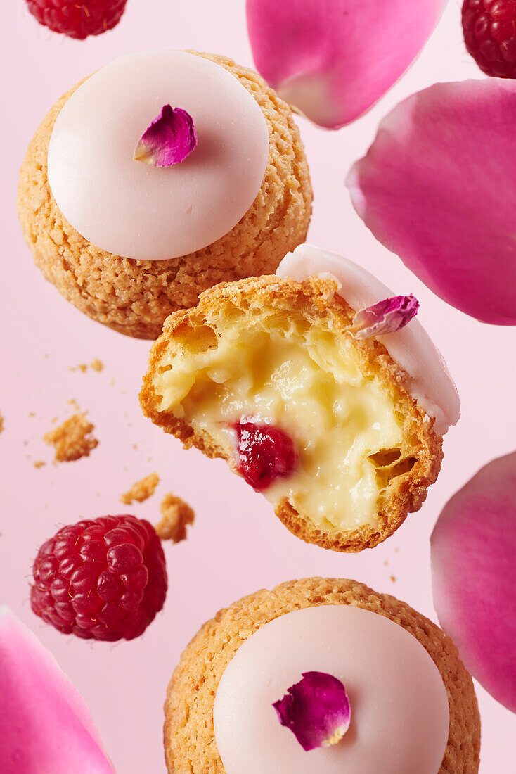 Brandteiggebäck mit Vanillecreme, Himbeeren und Rosenblüten