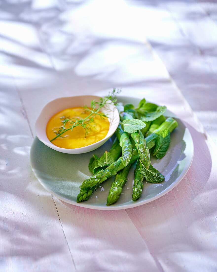 Asparagus with curry sabayon