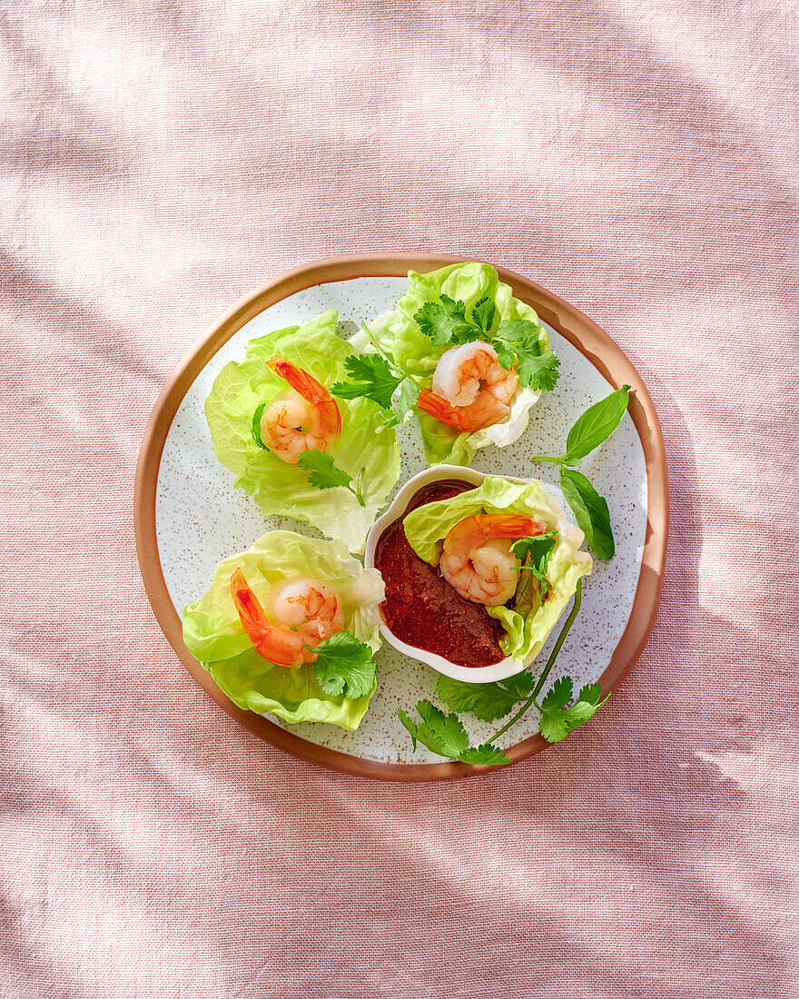 Salatblätter mit Garnelen und scharfer Dip