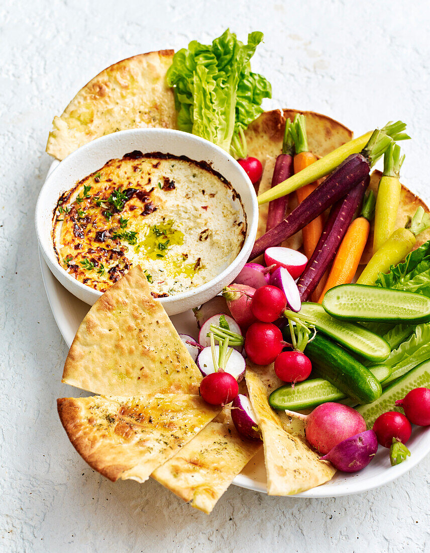 Gebackener Kräuter-Ricotta mit Gemüsesticks