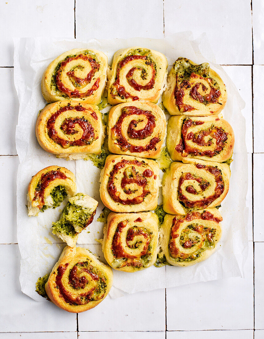 Cheesy pesto rolls