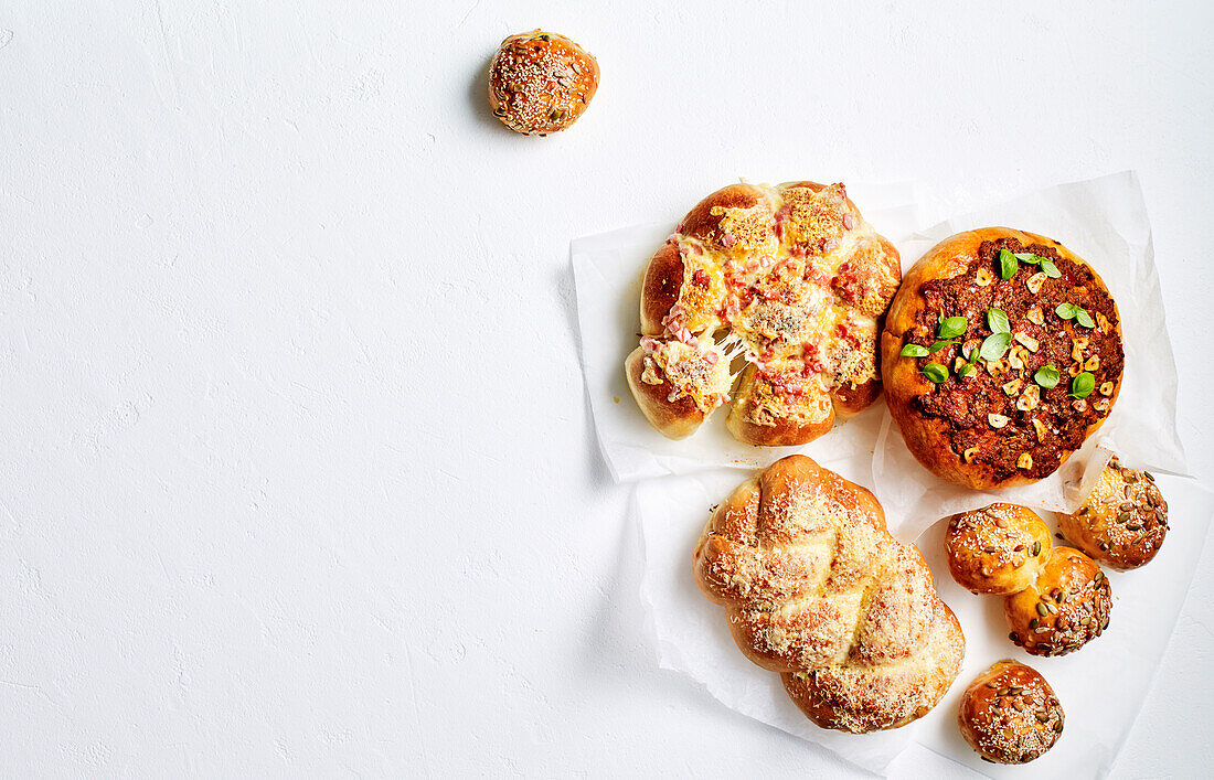 Pull-Apart-Bread mit Speck und Käse, Cheddar-Speck-Knoblauch-Brot, Samenbrötchen, Tomaten-Pesto-Foccacia