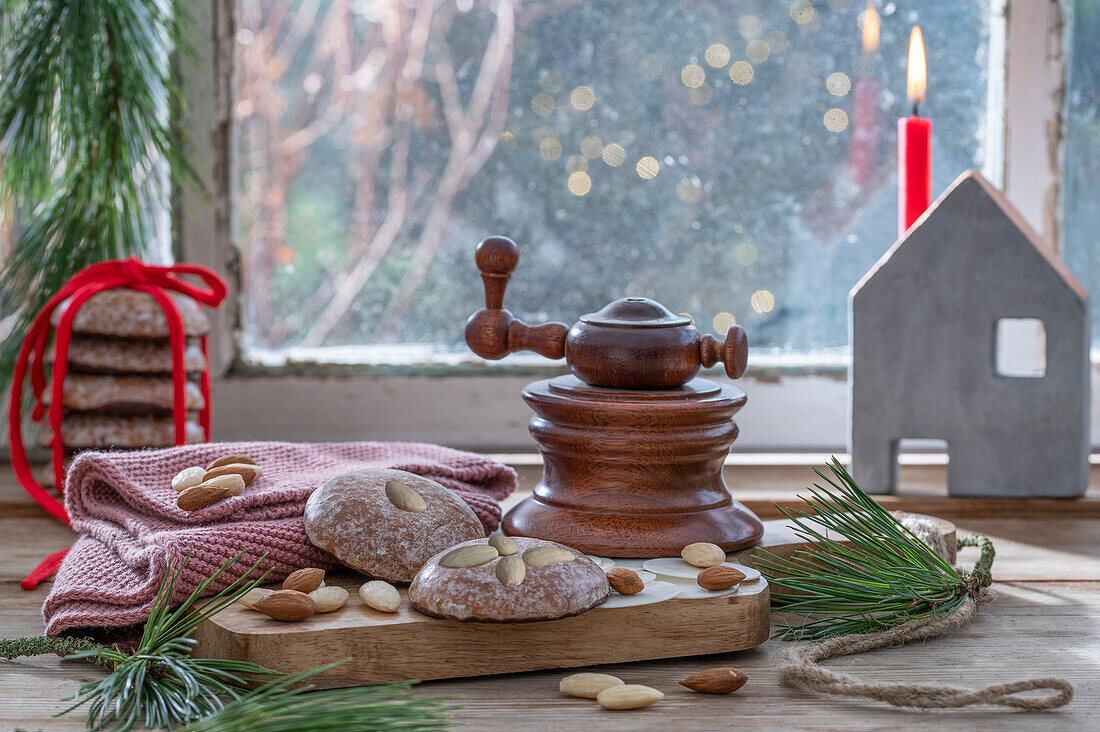 Nussknacker auf Holzbrett mit Mandeln und Lebkuchen dekoriert, Weihnachtsdeko
