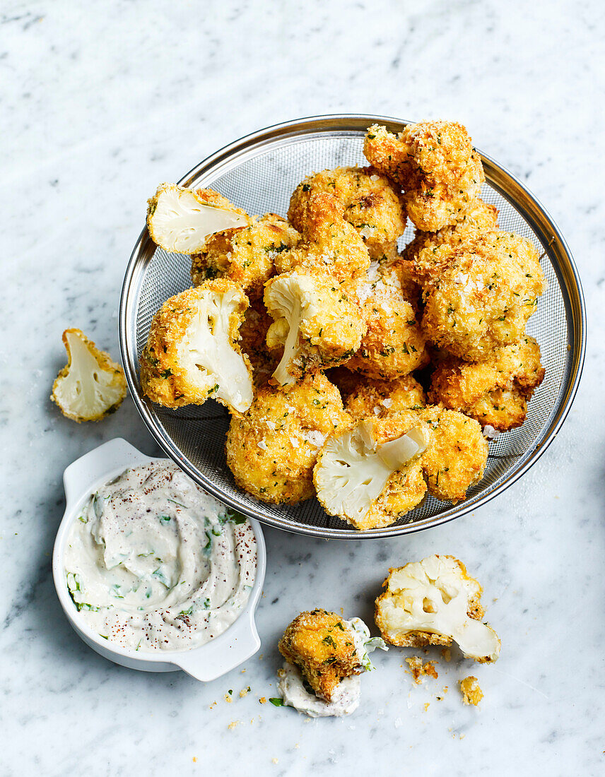 Frittierter Blumenkohl mit Sumach-Knoblauch-Joghurt