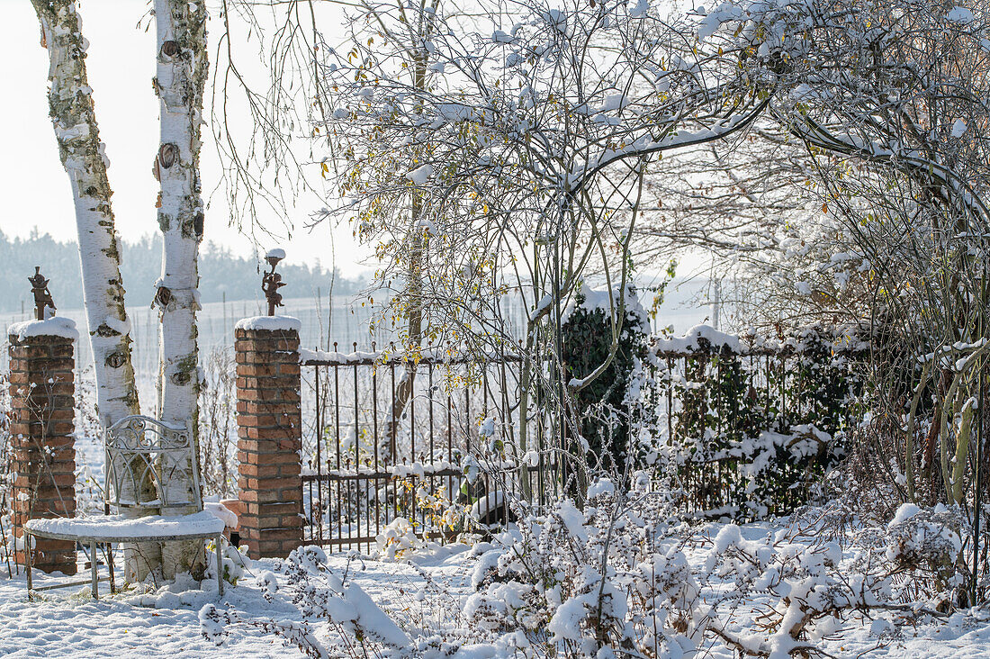 Tief verschneiter Garten in einsamer Landschaft