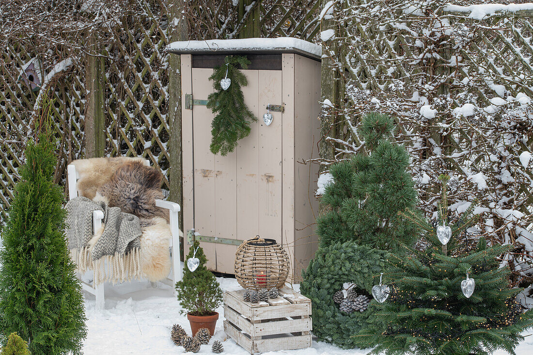 Weihnachtsdeko im Garten mit Christbaum vor Sitzplatz