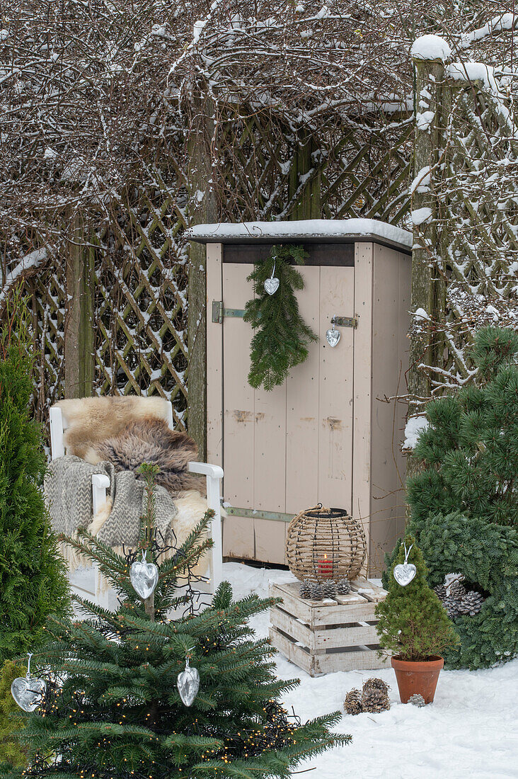 Weihnachtsdeko im Garten mit Christbaum vor Sitzplatz