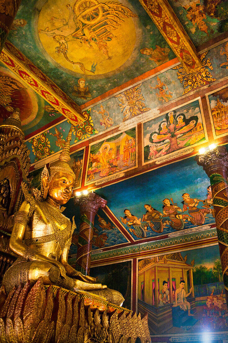 Kambodscha. Wat Phnom ist der höchste Punkt der Stadt in Phnom Penh. Statuen im Inneren des Tempels.