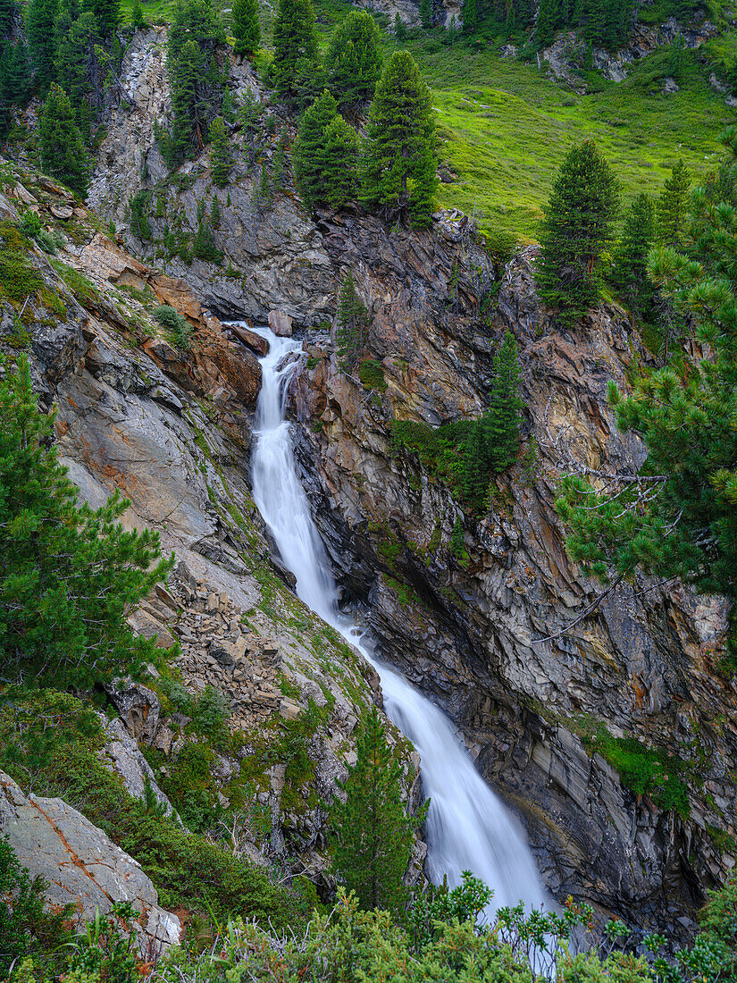 Wasserfall Rotmooswasserfall in den Otztaler Alpen im Naturpark Otztal. Europa, Österreich, Tirol