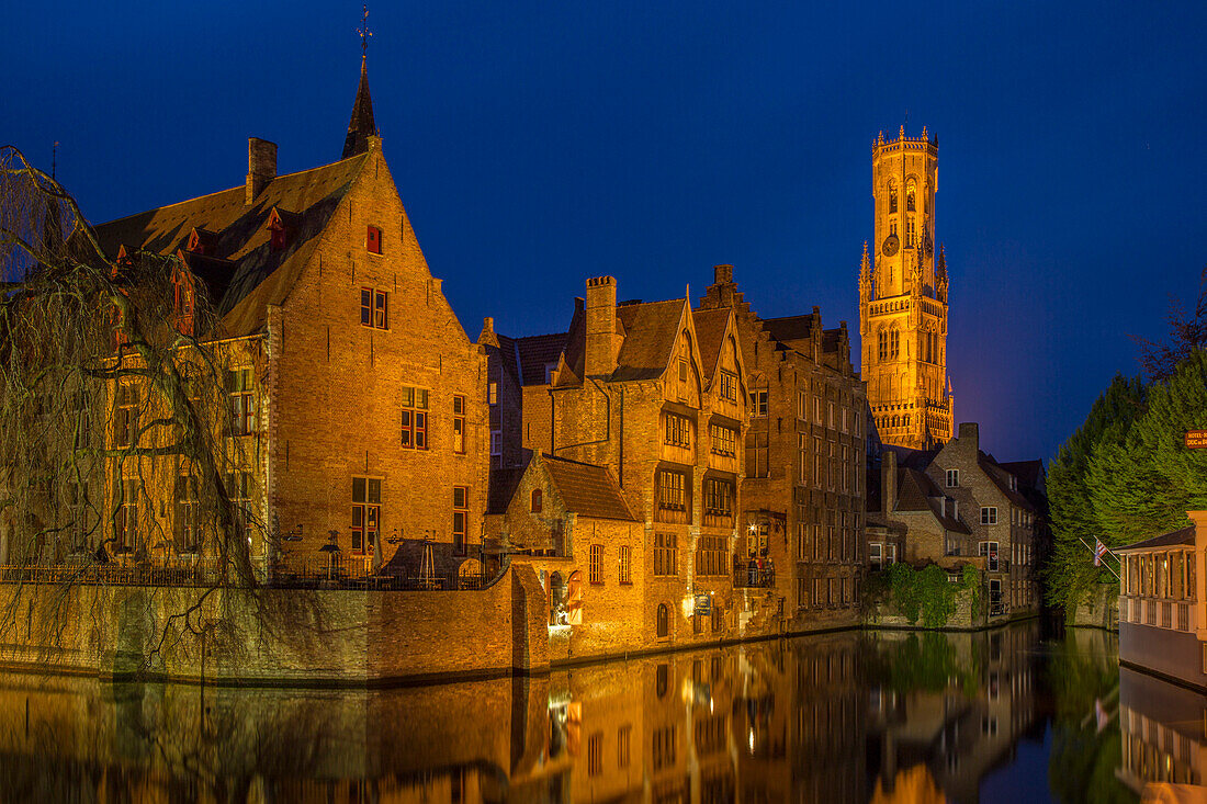 Belgien, Brügge. Gebäude spiegeln sich im Kanal in der Dämmerung.