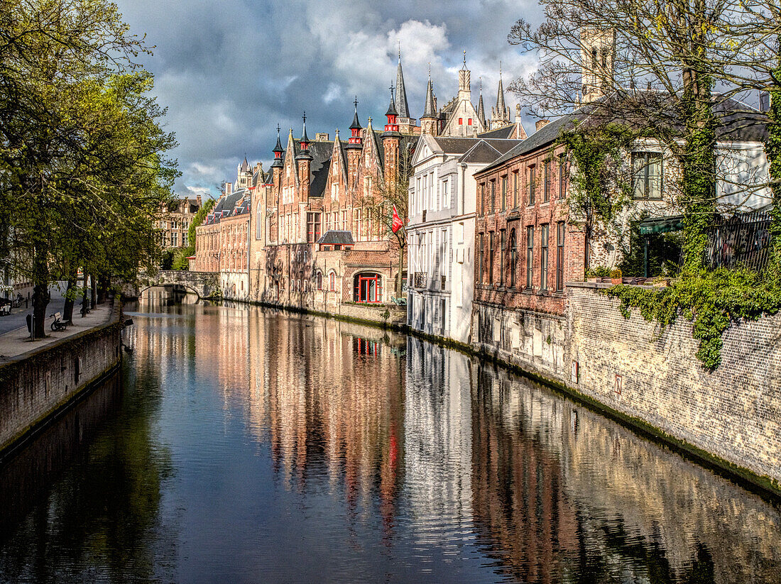 Belgien, Brügge. Spiegelungen von mittelalterlichen Gebäuden entlang des Kanals.