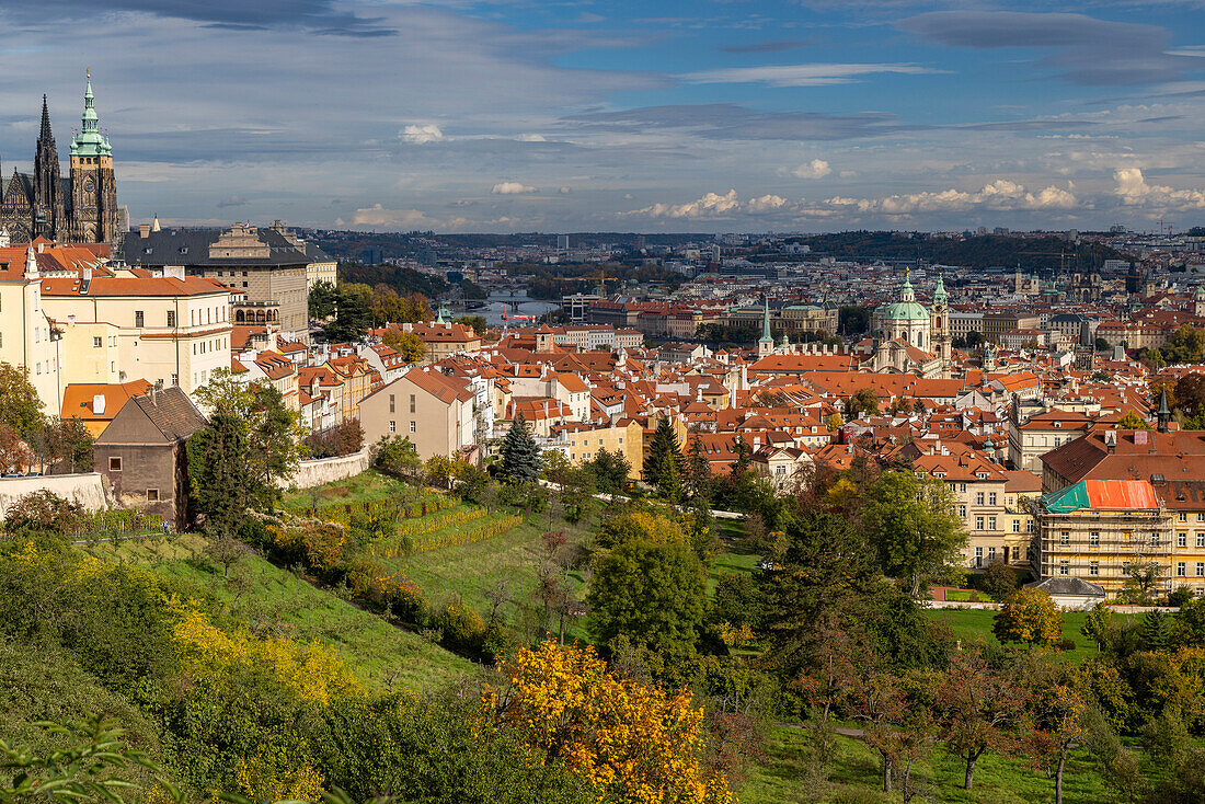 Herbstlicher Aussichtspunkt über Prag, Tschechische Republik