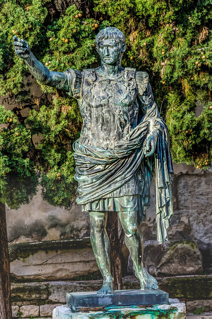 Kaiser Augustus Statue Augusta Porte, Nimes, Gard, Frankreich. Original Nimes-Tor 16 v. Chr., 1863. Replik der Augustus-Statue befindet sich hier