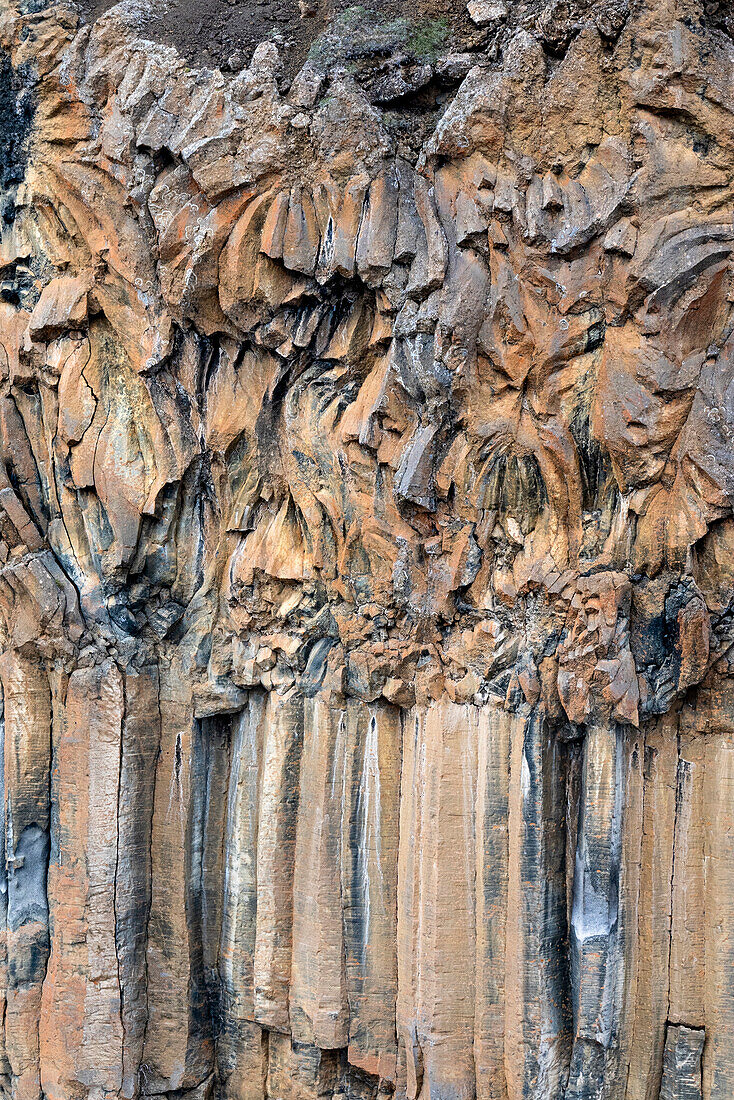 Island. Säulenförmige Basaltstrukturen entlang des Flusses Skjalfandafljot im Bardalur-Tal.